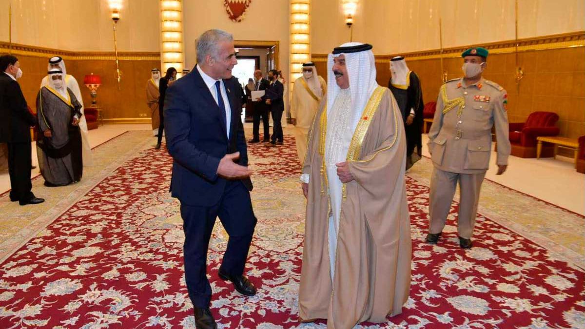 Canciller israelí celebra una reunión histórica con el rey de Bahréin