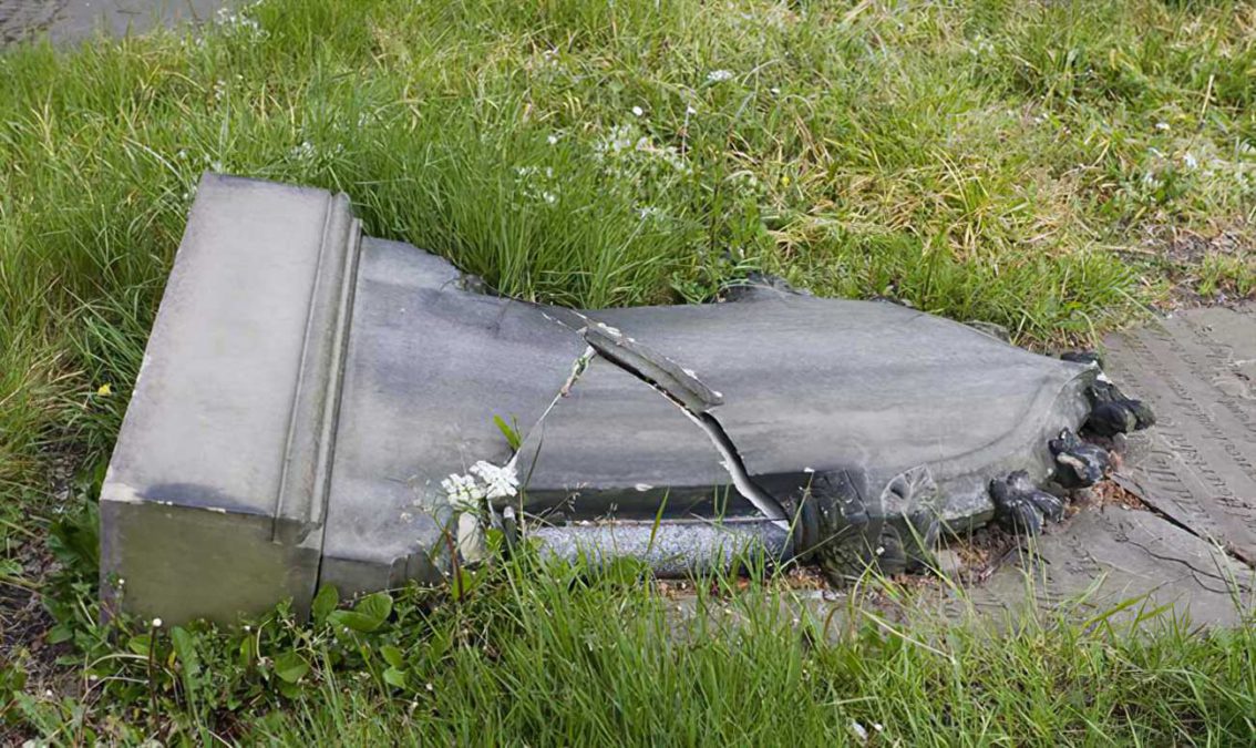 Más de 100 lápidas vandalizadas en un cementerio judío de Argentina
