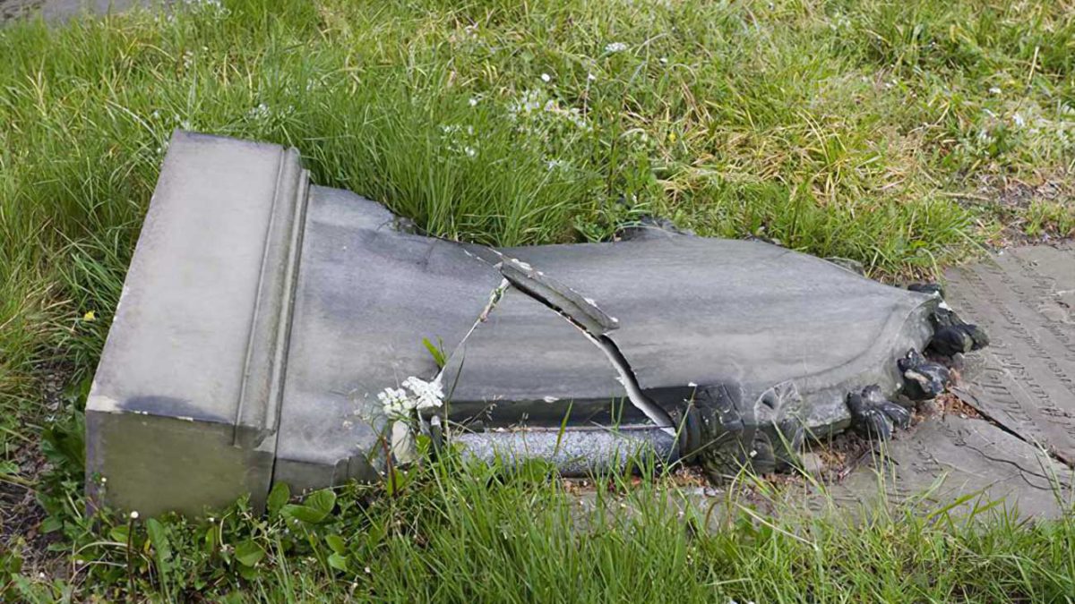 Más de 100 lápidas vandalizadas en un cementerio judío de Argentina