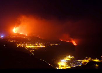 La lava del volcán de La Palma llega al océano Atlántico y libera gases tóxicos