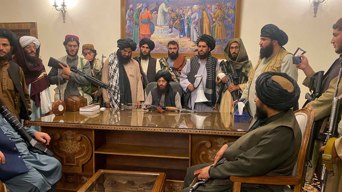 Talibanes nombran a comandantes veteranos en importantes cargos ministeriales