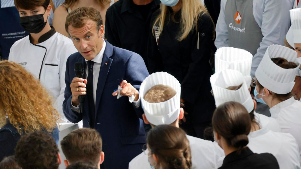 Lanzan un huevo a Macron durante un evento gastronómico en Lyon