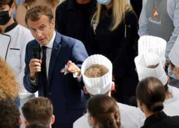 Lanzan un huevo a Macron durante un evento gastronómico en Lyon