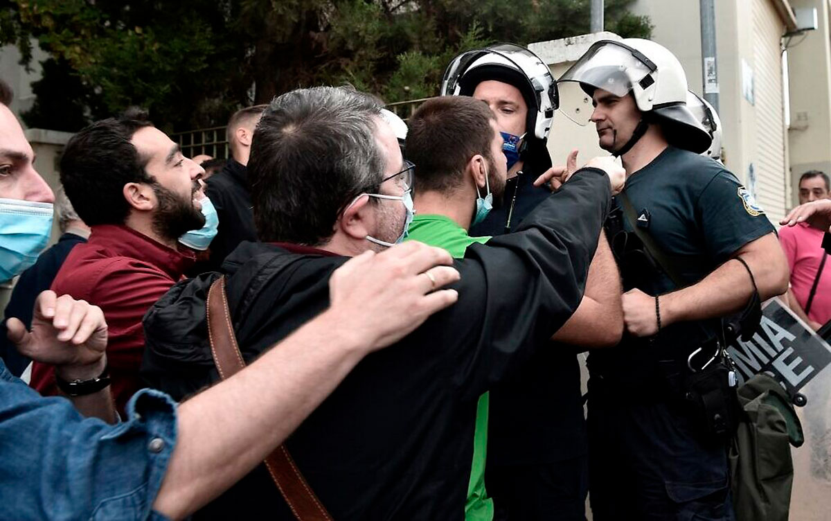 Jóvenes de extrema derecha hacen el saludo nazi y lanzan bombas en una protesta en Grecia
