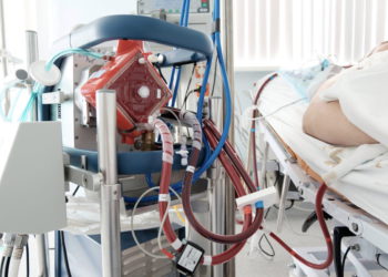 Covid-19 en Israel: Paciente de 22 años no vacunado es conectado a máquina ECMO