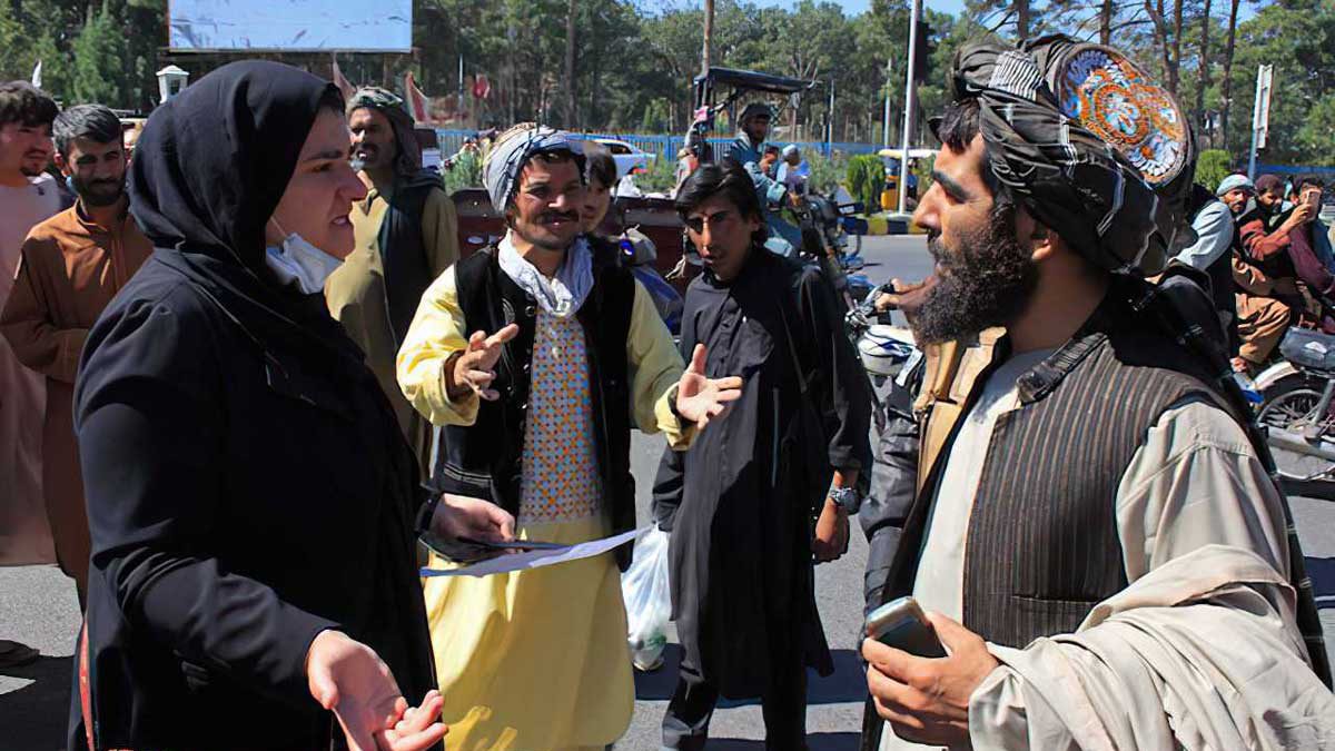 Los talibanes envían a criminales liberados a perseguir a las juezas que los condenaron