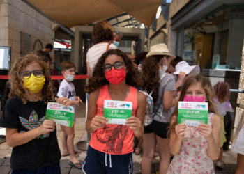 Más de un millón de israelíes que no recibieron la tercera dosis perderán el Pase Verde el domingo