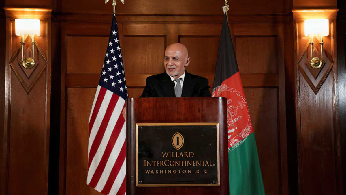 El presidente afgano en el exilio pide disculpas por huir del país