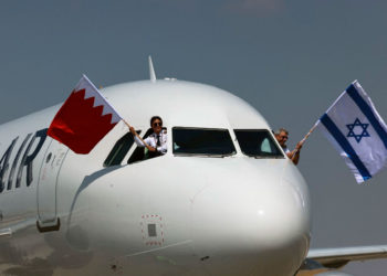 El primer vuelo comercial entre Israel y Bahréin aterriza en el aeropuerto Ben Gurion