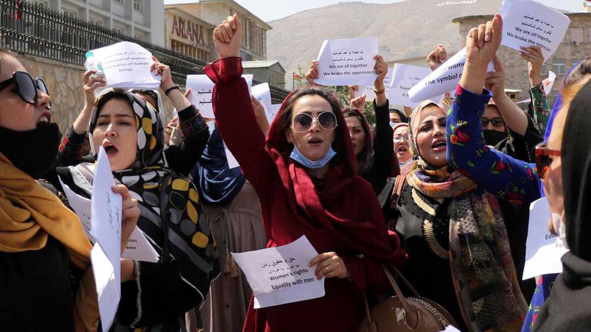Las mujeres afganas exigen igualdad de derechos mientras los talibanes buscan reconocimiento