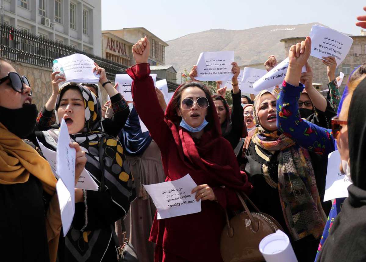 Las mujeres afganas exigen igualdad de derechos mientras los talibanes buscan reconocimiento