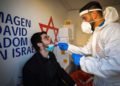El brote de coronavirus en Israel disminuye por primera vez en meses
