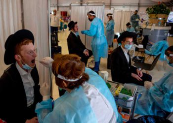 Israel aumentará los centros de pruebas de COVID para hacer frente a la aglomeración