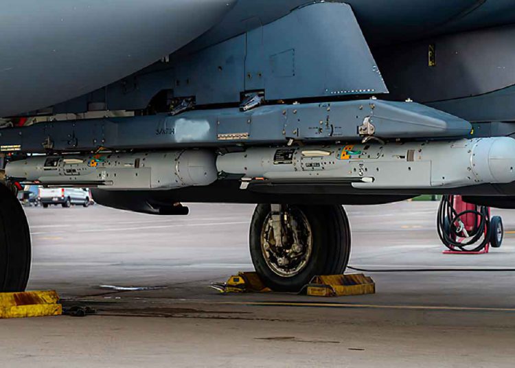 Los F-15E de la Fuerza Aérea estadounidense lanzan 10 StormBreaker durante programa de evaluación del sistema de armas