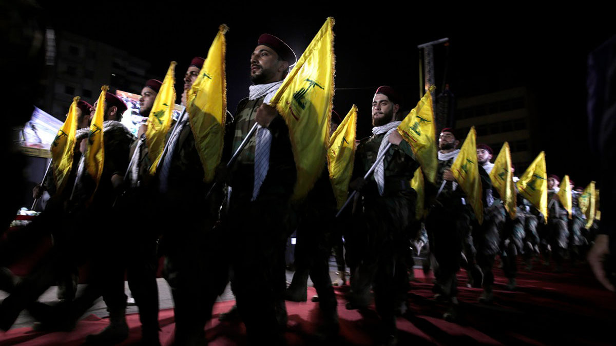 Aldeanos libaneses enojados se enfrentan a un grupo de terroristas de Hezbolá