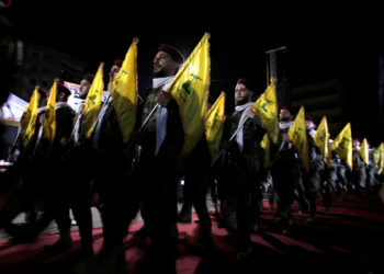 Aldeanos libaneses enojados se enfrentan a un grupo de terroristas de Hezbolá