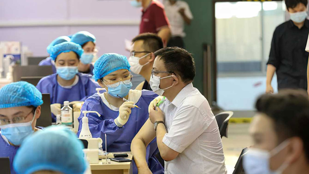 China vacunó por completo a más de mil millones de personas