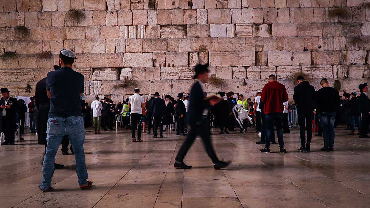 Israel se alista para Yom Kippur en medio del aumento de casos de COVID
