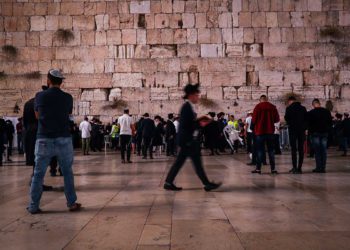 Israel se alista para Yom Kippur en medio del aumento de casos de COVID