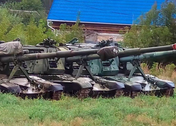 Sistemas de artillería pesada rusos abandonados cerca de la frontera ucraniana
