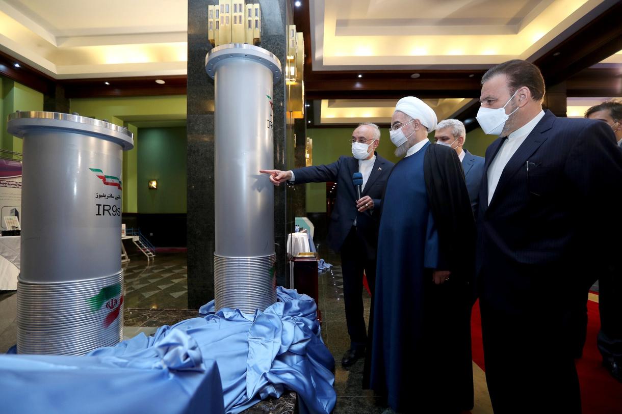 El presidente Hassan Rouhani, segundo por la izquierda, visitando una exposición en Teherán sobre el programa nuclear iraní en abril. Crédito: Oficina de la Presidencia iraní, vía Associated Press.