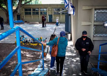 Profesores no vacunados no podrán entrar en los colegios en Israel