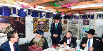 El Presidente Herzog visita la Sucá del Gran Rabino Yitzhak Yosef
