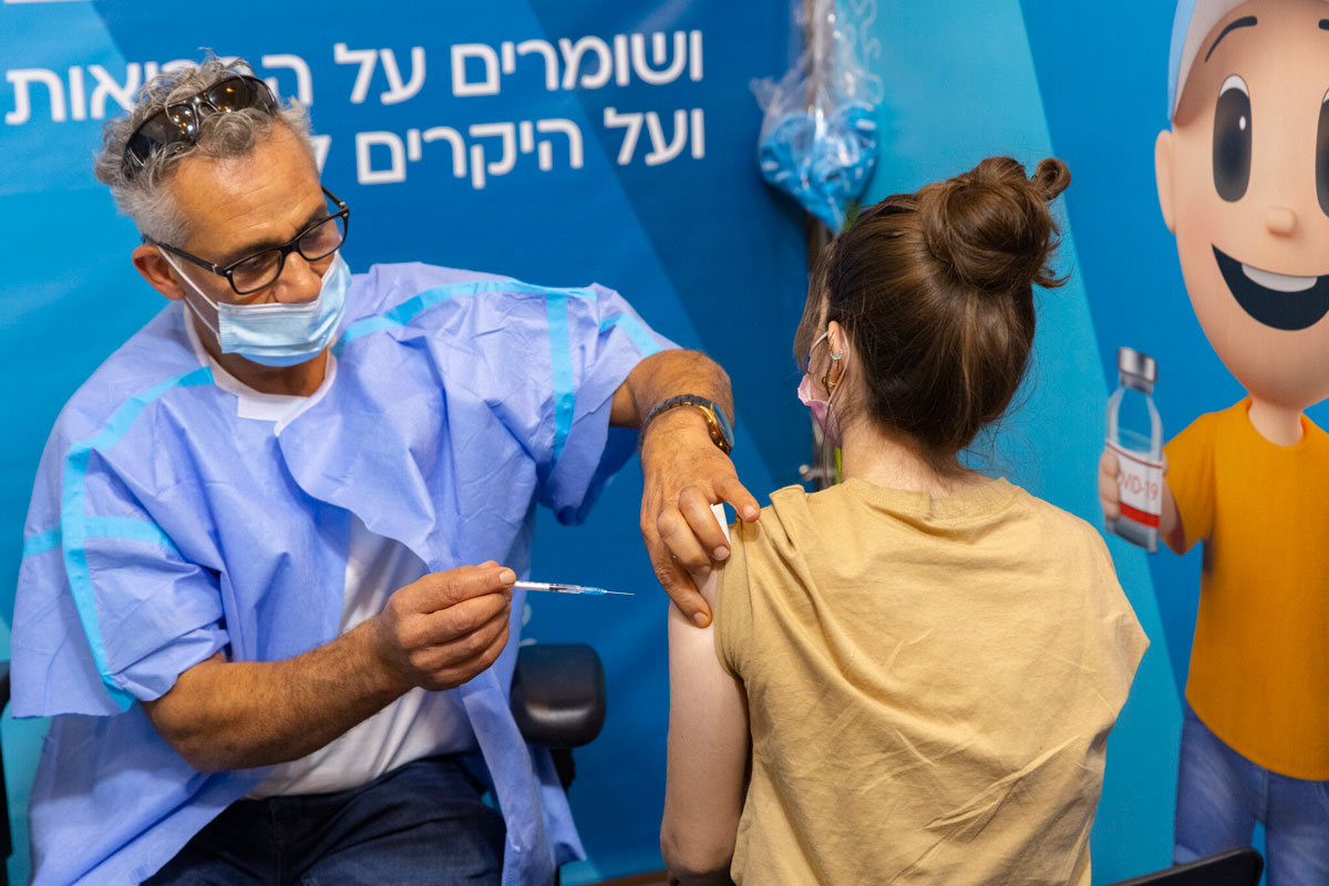 Los centros de pruebas COVID en Israel se saturaron al reabrir tras Yom Kippur