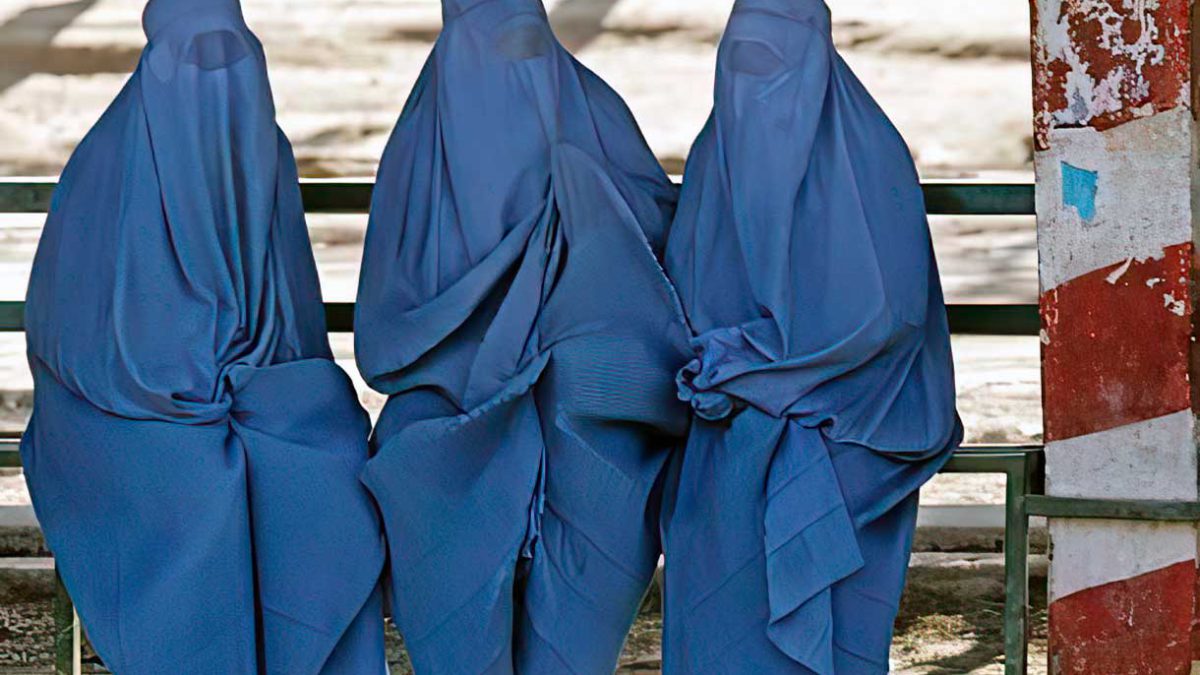 Talibanes ordenan que las estudiantes se cubran con túnica o que sean reemplazadas por “hombres de buena reputación”