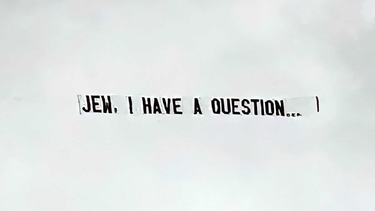 La pancarta aérea "antisemita" es en realidad una propuesta de matrimonio