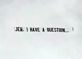 La pancarta aérea "antisemita" es en realidad una propuesta de matrimonio