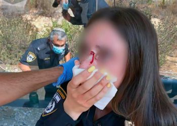 Pasajero agredió a policías que le indicaron ponerse la mascarilla