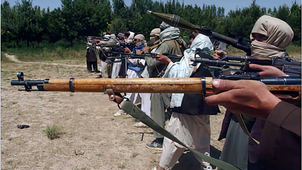 Talibanes disparan y matan a una policía embarazada delante de su familia