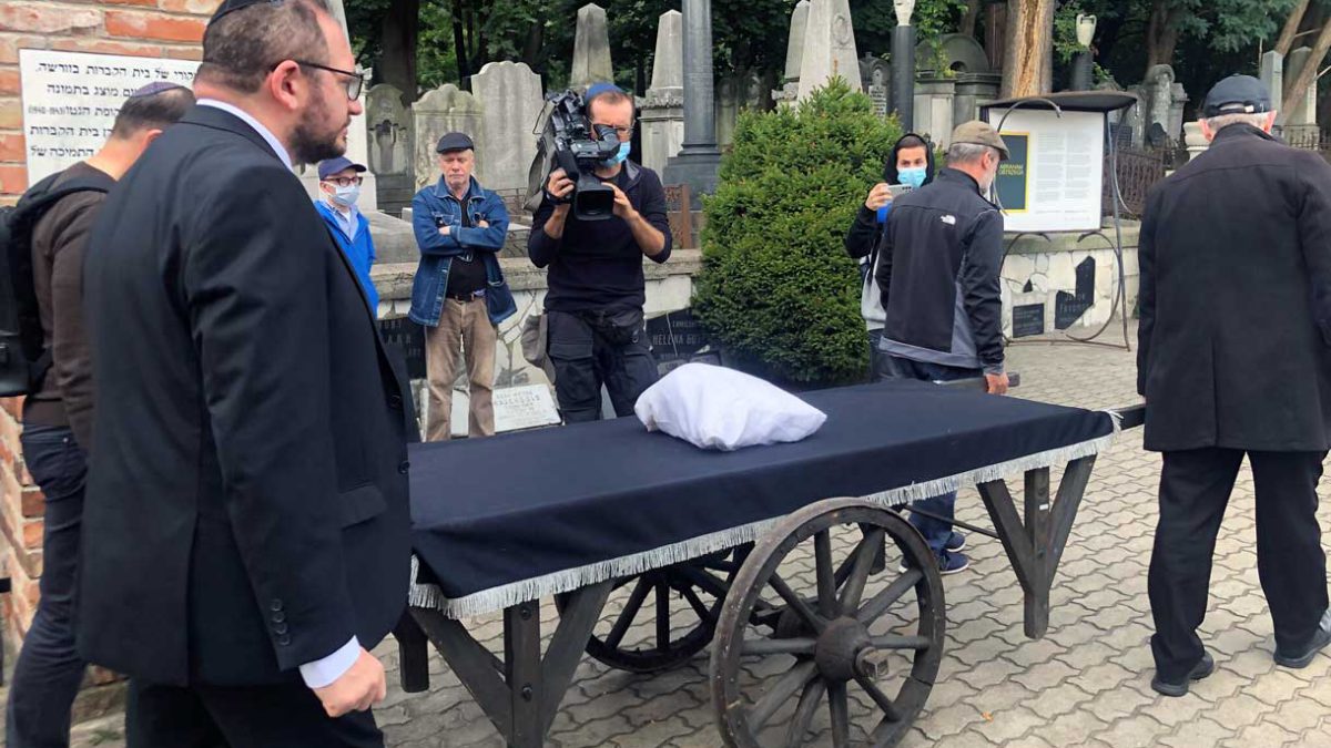 Líderes judíos polacos entierran restos encontrados en el sitio del gueto de Varsovia