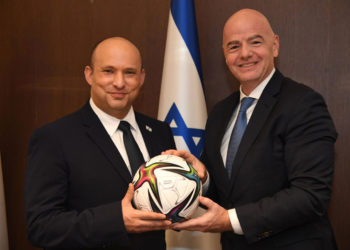 Bennett se reúne con el presidente de la FIFA y habla de la candidatura israelí al Mundial