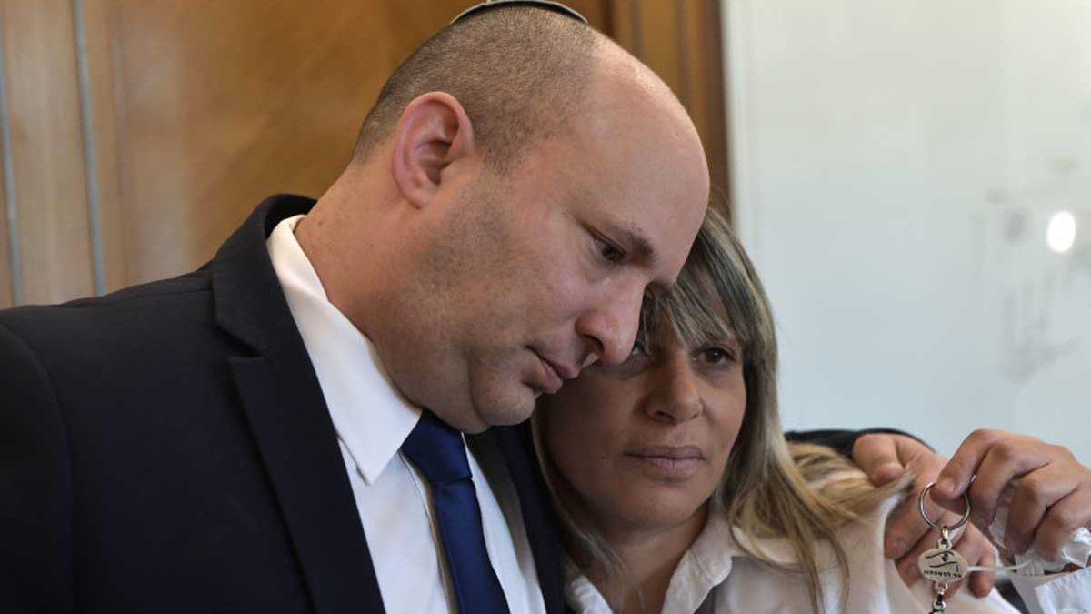 Bennett se reúne con la madre de policía asesinado en la frontera con Gaza