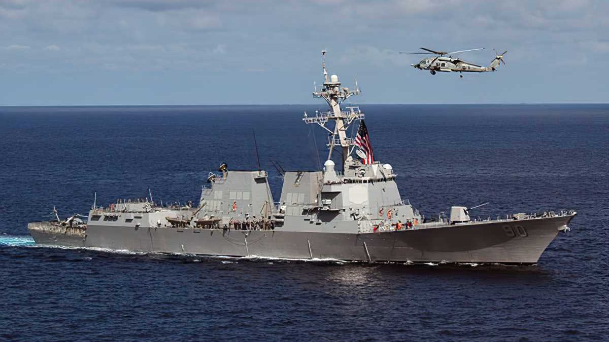 Rusia acusa a un buque de guerra estadounidense de violar su frontera