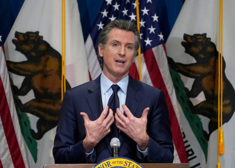 Gobernador de California impulsa la educación sobre el Holocausto