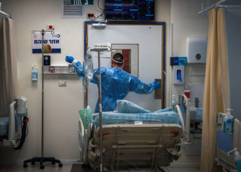 Los casos activos de COVID en Israel caen por debajo de los 20 mil por primera vez en meses