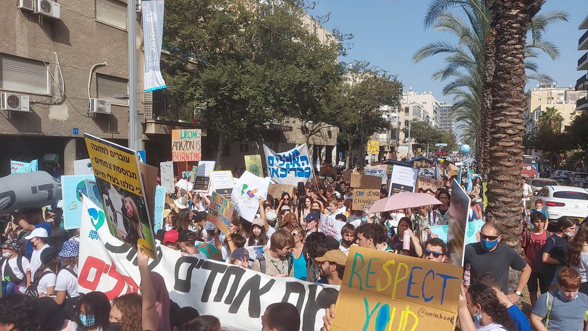 Miles de personas protestan en Tel Aviv contra el cambio climático