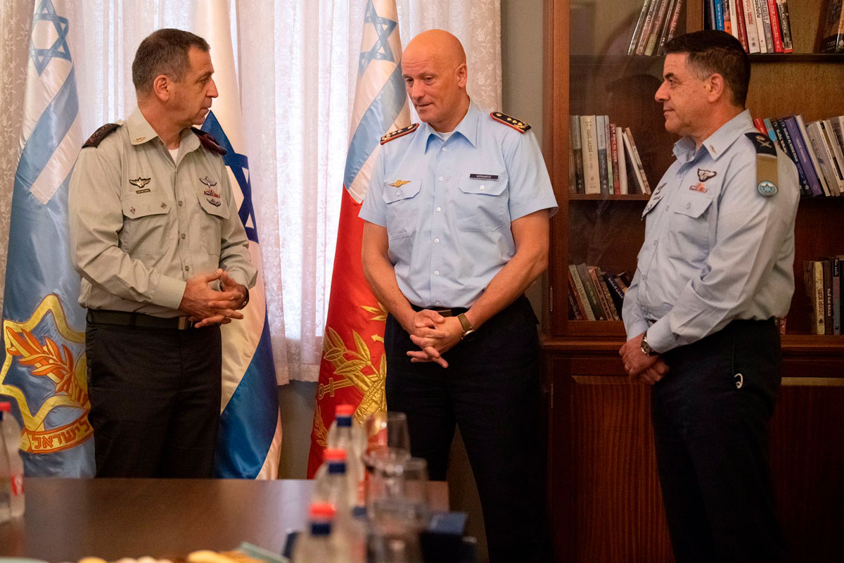 Jefes de las fuerzas aéreas de Israel y Alemania intercambian medallas de reconocimiento