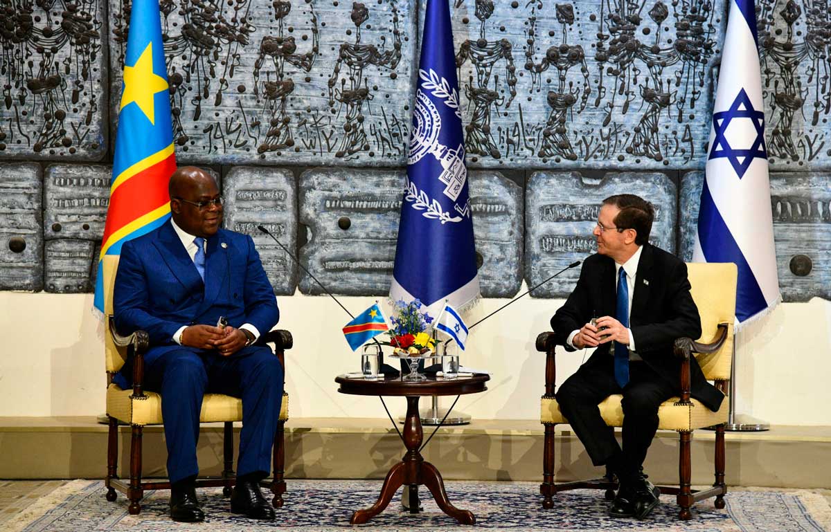 Vallas publicitarias acusan al presidente de Congo de antisemita durante su visita a Israel