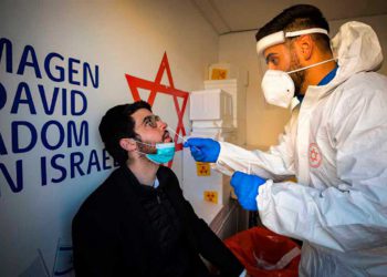 Expertos sanitarios israelíes piden vigilancia ante el temor de una quinta ola de COVID