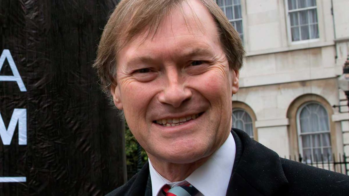 Político británico apuñalado varias veces durante reunión en iglesia
