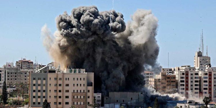 Ex general de las FDI: El bombardeo de la torre de Associated Press en Gaza fue un “autogol”