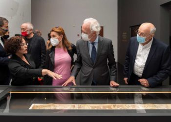 Museo expone un pergamino pintado a mano del siglo XIV que representa el antiguo Israel