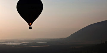 Hombre muere tras caer de un globo aerostático sobre un auto en movimiento