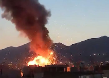 Explosión desata un incendio masivo en una central eléctrica de Irán