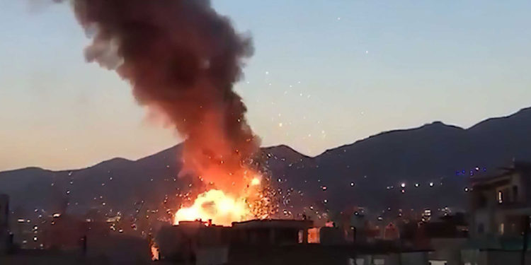 Explosión desata un incendio masivo en una central eléctrica de Irán