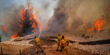 Los bomberos luchan contra un incendio forestal cerca de Beit Shemesh